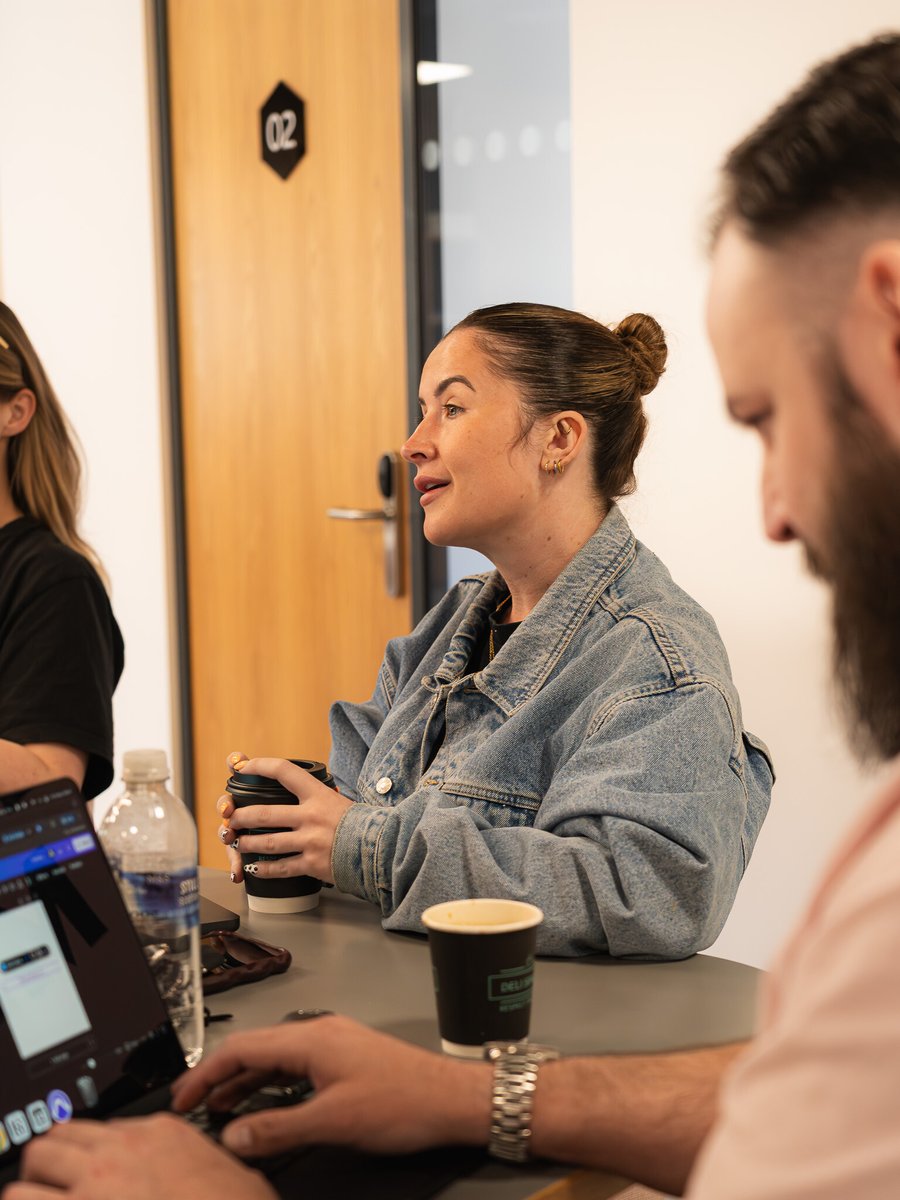 sixpointmediaa's tweet image. On Friday.. Every Friday, the team comes together! 🙌

We share the wins, unpack the misses, and sharpen what’s next.
It keeps us aligned, improves the work, and strengthens how we collaborate. ✨

Simple habits build real impact.

#Teamwork #DigitalMarketing #WeeklyRecap