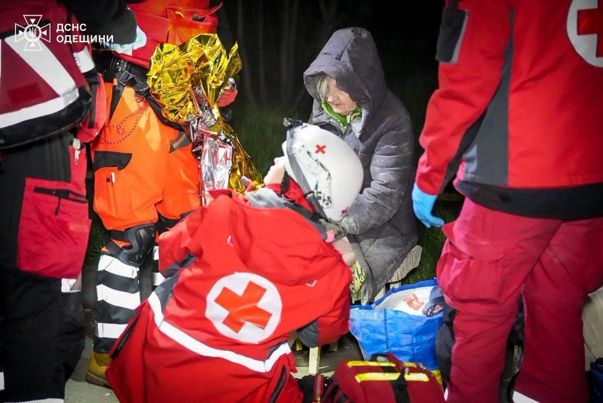 RedCrossUkraine's tweet image. ⚡️ The Ukrainian Red Cross #EmergencyResponse team in #Odesa provided assistance at the scene of the overnight Russian strike. Volunteers provided first aid, assisted with evacuations, offered psychological first aid, and distributed water to emergency responders. #NotATarget