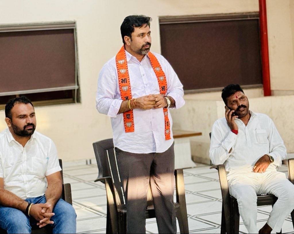 Hiteshchaudhari's tweet photo. દાંતા ખાતે આગામી સ્થાનિક સ્વરાજ્યની ચૂંટણી સંદર્ભે આદિવાસી સમાજના વડીલો અને યુવા આગેવાનો સાથે એક મહત્વપૂર્ણ બેઠક યોજાઈ. https://t.co/pOcMyBGaPE