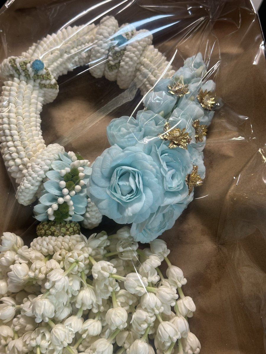 พวงมาลัยจากแฟนคลับชาวไทย ที่จะฝากทีมงานอ้าย ให้เหล่ยวันนี้ค่า สวยมากกกก 😍💕

#เฉิงเหล่ย #Chenglei
#iQIYIStarshipChengLei