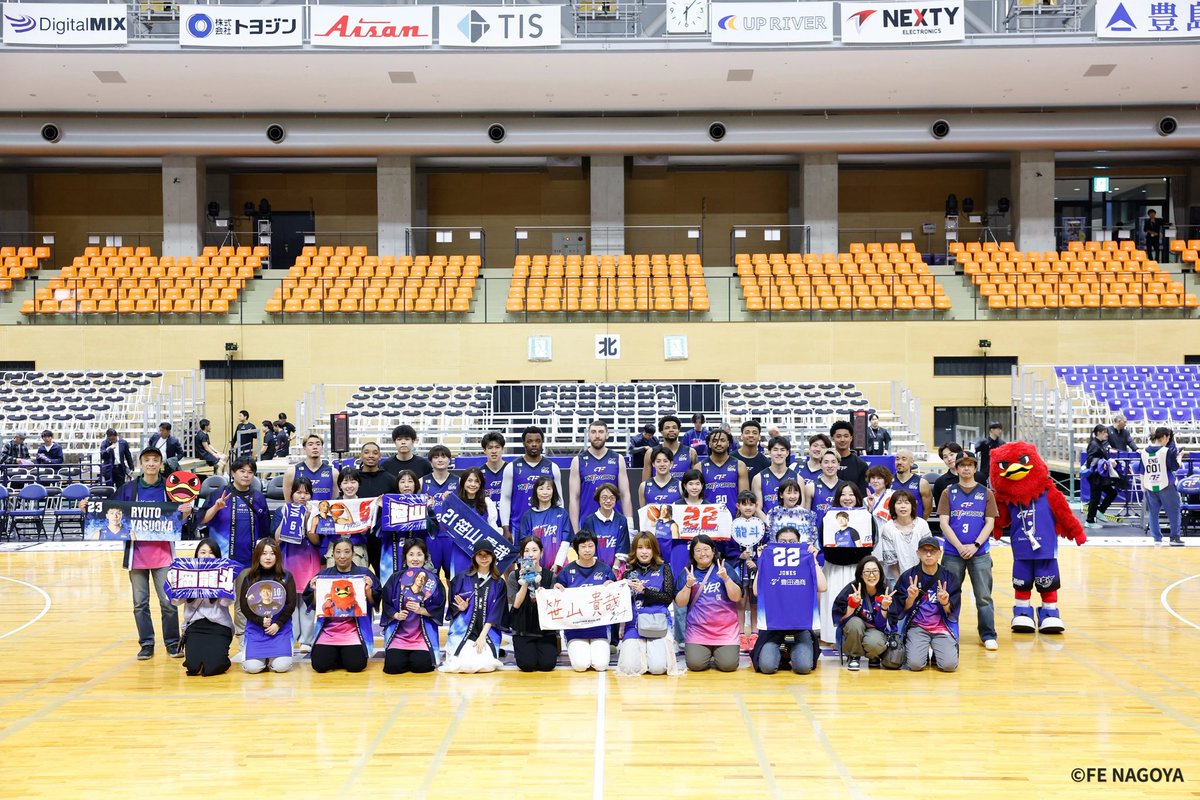 FE_758's tweet image. ╔════════════╗
       📷フォトギャラリー📷
   ✨4/18(土)19(日)を更新✨
╚════════════╝

佐賀戦の写真はこちら💁‍♀️
イベントの様子や集合写真を掲載👀
ぜひご覧ください😊💙

#FE名古屋 #FEVER

🔽4/18(土)はこちら
fightingeagles.jp/news/detail/id…

🔽4/19(日)はこちら