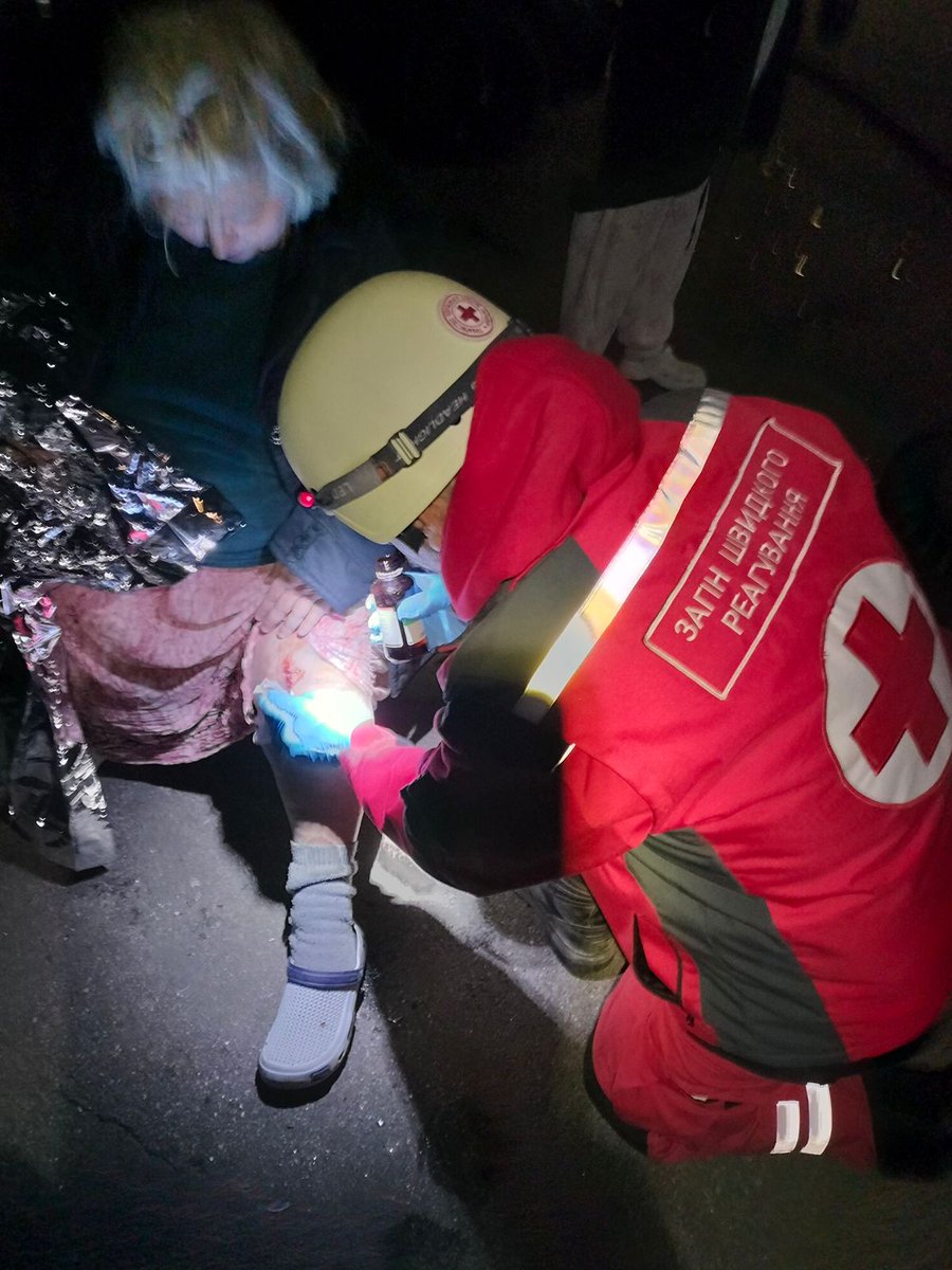 RedCrossUkraine's tweet image. ⚡️ The Ukrainian Red Cross #EmergencyResponse team in #Odesa provided assistance at the scene of the overnight Russian strike. Volunteers provided first aid, assisted with evacuations, offered psychological first aid, and distributed water to emergency responders. #NotATarget