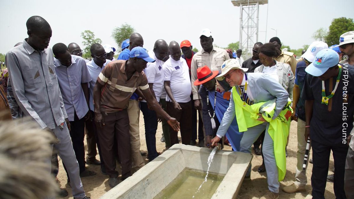 FAOSouthSudan's tweet image. The @EUinSouthSudan Amb. Pelle Enarsson visited Aweil &amp;amp; handed over an FAO constructed #MultipurposeWaterYard 🚰 under the #PLACE project, funded by the EU.

🤝👥 Engaging with the community, he took part in a cattle vaccination.

A step toward building community #Resilience.