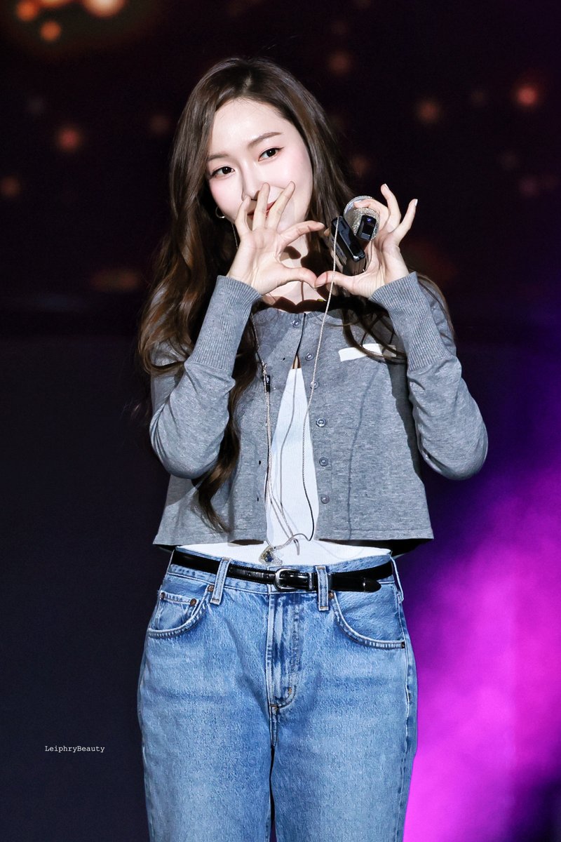 ©️LeiphryBeauty weibo🩷
📌2026/04/18
Jessica Jung concert Tour 2026 "Reflections" in Ho Chi Minh City, Vietnam 
Sica so cute😍🩷 
#JessicaJung Jessica Jung #제시카 제시카 潔西卡 鄭秀妍