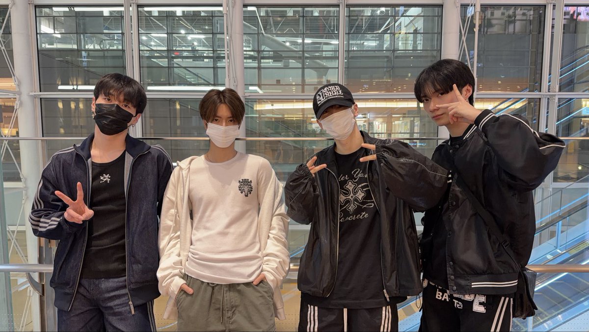 DONE_OFFICIALJP's tweet image. 【🛬】

D-ONE到着💫
4人ですが気持ちは6人‼️
今回は人気のあのイベントも😘
一緒に楽しみましょう❣️

D-ONE JAPAN LIVE -IGNITION-
🗓2026/4/25(土)～5/5(祝)
📍K-StageO!
starticket.jp/?p=9725

💙4/25(土)12時の部はどなたでも観覧無料🆓若干数会場受付有り

#DONE #D_ONE #ディーワン #新大久保