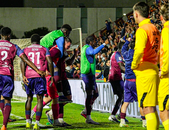 O Torreense terá um final de época de arromba. À luta pelo regresso à I Liga junta a honra de participar na gala de fecho de época que é a final da Taça de Portugal. Abre por aí a revisão da semana, na Entrelinhas, o conteúdo gratuito do meu Substack.
👉 tadeia.substack.com/p/o-setimo-tom…