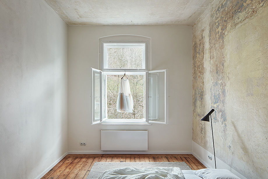 Interior_es's tweet image. Archive: The main objective for this 1900 apartment, renovated by Plus One Architects, was to remove traces of previous structures and finishes, improve the layout, and restore the original ceiling height.
-&amp;gt; Photography: Radek Úlehla
-&amp;gt; interioresminimalistas.com/2026/04/25/arc…
-&amp;gt; #interiors