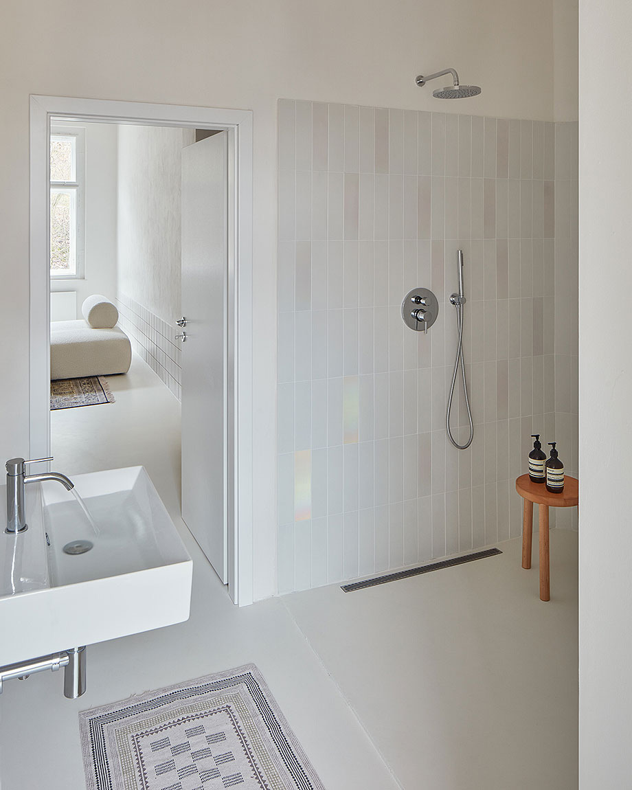 Interior_es's tweet image. Archive: The main objective for this 1900 apartment, renovated by Plus One Architects, was to remove traces of previous structures and finishes, improve the layout, and restore the original ceiling height.
-&amp;gt; Photography: Radek Úlehla
-&amp;gt; interioresminimalistas.com/2026/04/25/arc…
-&amp;gt; #interiors