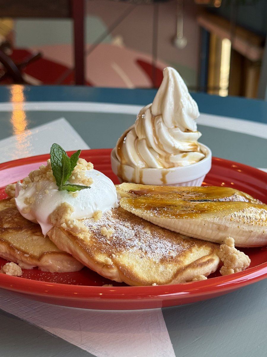 tabbyscafe's tweet photo. 明日4/25スタートの期間限定パンケーキ🥞��
塩キャラメルパンケーキ🥞
こんがりキャラメリゼしたバナナ🍌
サクサクに焼き上げたクランブル🍪
塩キャラメルソースがかかったソフトクリーム🍦
一緒にどうぞ🎶

#ゴールデンウィーク　#パンケーキ　#カフェ　#スイーツ　#テラス席 https://t.co/xOpB0oRsyf