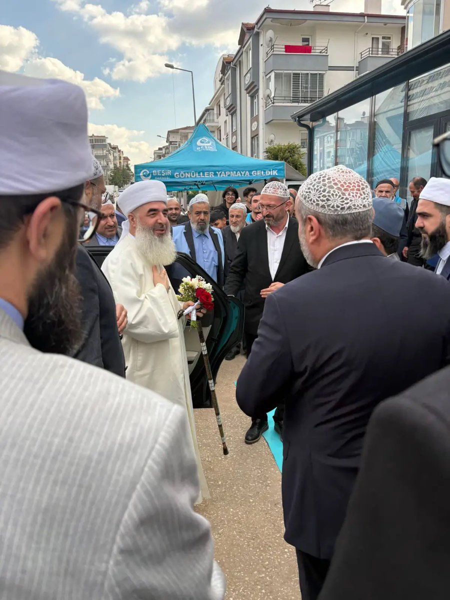 apasikar_'s tweet photo. “Hizmet ehlinin kalbinden tevazu gidip yerine kibir yerleşince, onun eseri vücuttaki bazı organlarda görülmeye başlar. Çünkü bir kapta ne varsa, dışarıya sızar..”

Gavs-ı Nizâm Şeyh Seyyid Muhammed Mübarek El Hüseyni (K.S.) https://t.co/GMKtUjKccS
