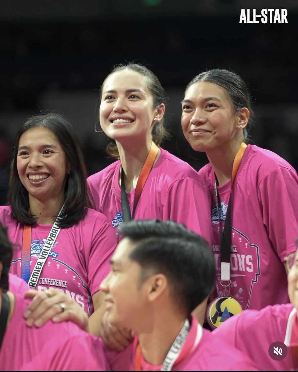 Cute ng Snackfriends (Ella, MG at Alyssa Valdez) sa pic na ito parang mga students during picture taking ng class picture! In fairness ang gaganda at fresh ng mga girls! Iba talaga pag masaya at in love !