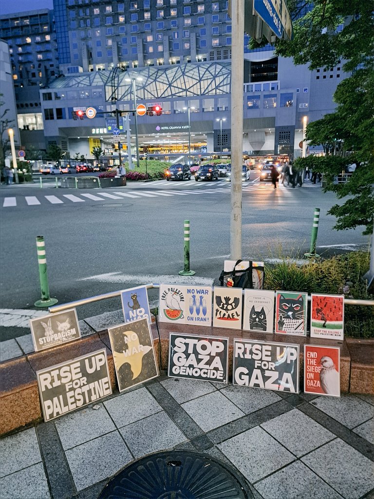 pazap_sugimoto's tweet image. さてさて、今日もいつもの京都タワー下で、ひとりでプロテストをやります。対象は世界の人。京都駅前を歩く世界の人に、「沈黙せずパレスチナ解放に向けた行動をしよう！」という思いを、プラカードによって無言でぶつけていきたいと思います！

週末。そろそろ始めます！

#FreePalestine