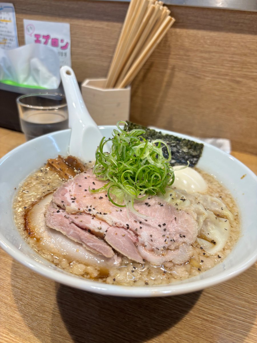 【麺処 浮世】あきる野
特製中華そば背脂煮干し大盛り🍜
未食のコチラを✨
背脂の甘みと煮干しの風味、平打ち麺が仲良しさんね〜🤝
前回頂いた特製白よりも個人的に断然好みです😍
具材などもレベルアップしてる⁉️全部がハイクオリティでしばし感動🥹メチャ美味かった😋💯🏆
ご馳走様でした🥰🙏