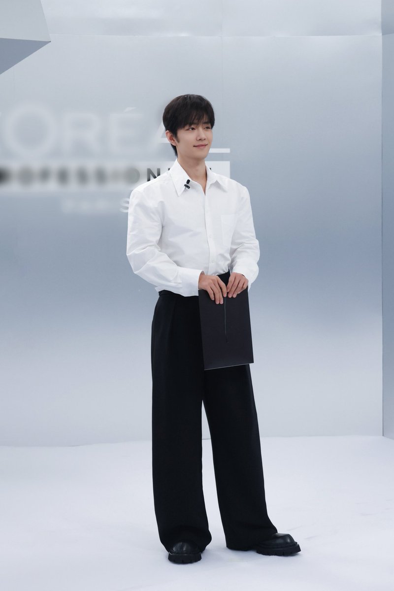 【260424 Photo】

#XiaoZhan1005NewsPort
#XiaoZhan #肖战

Xiao Zhan Studio Weibo updated:

Time quietly lingers, with Xiao Zhan, unfolding in light and shadow. See you soon.