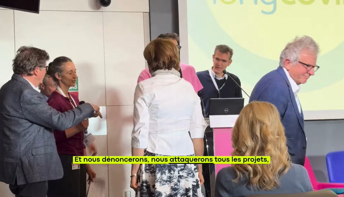 LongCovidAdvoc's tweet photo. 👌Bravo Bravo 
Non-violent action at European Long Covid Conference with a Psychologisation agenda

"We are sick, we are disabled, and we are dying because of charlatans like you."

Paul Garner spotted

Full translation below 👇 🧵 1/ https://t.co/S7A73UlYGn