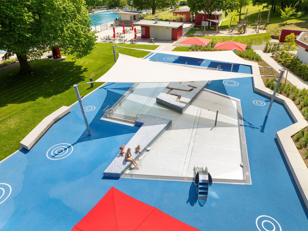 Am Donnerstag, 01.05.2026 eröffnet unser 🏊 😎  #Freibad. Die Vorbereitungen laufen auf Hochtouren: Fünf neue Pumpen wurden eingebaut, die Becken sind gefüllt, die Liegewiesen gemäht 💪 Das Freibad-Team der Stadtwerke Kirchheim unter Teck freut sich auf zahlreiche Gäste.