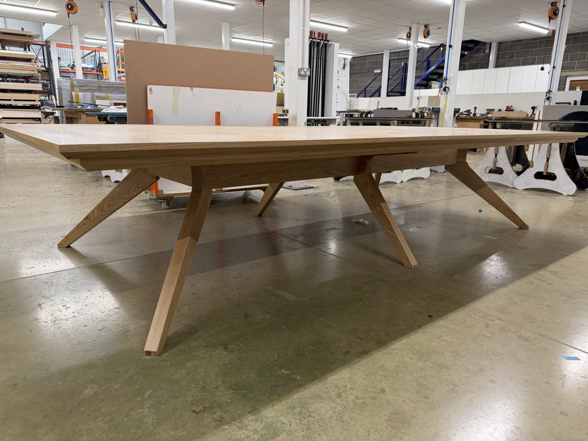 frem_furniture's tweet image. A beautiful Frem-designed handcrafted meeting table with solid oak legs and veneer top, built to last and warm any workspace. 

#FurnitureDesign #BespokeFurniture #Handcrafted #OfficeDesign #WorkspaceInspo #BritishMade #InteriorDesign #MeetingRoom #DesignDetails
