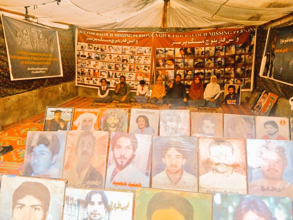کوئٹہ پریس کلب کےسامنے جبری گمشدگیوں کے خلاف وی بی ایم پی کا احتجاجی کیمپ 6145ویں روز میں داخل

نصراللہ بلوچ نےکہا تنظیم پرامن و غیر سیاسی ہے اور 16 سال سے آئینی دائرے میں رہتےہوئےجبری گمشدگیوں کےخاتمے اور لاپتہ افراد کی بازیابی کے لیے جدوجہد کر رہی ہے۔
#EndEnforcedDisappearances