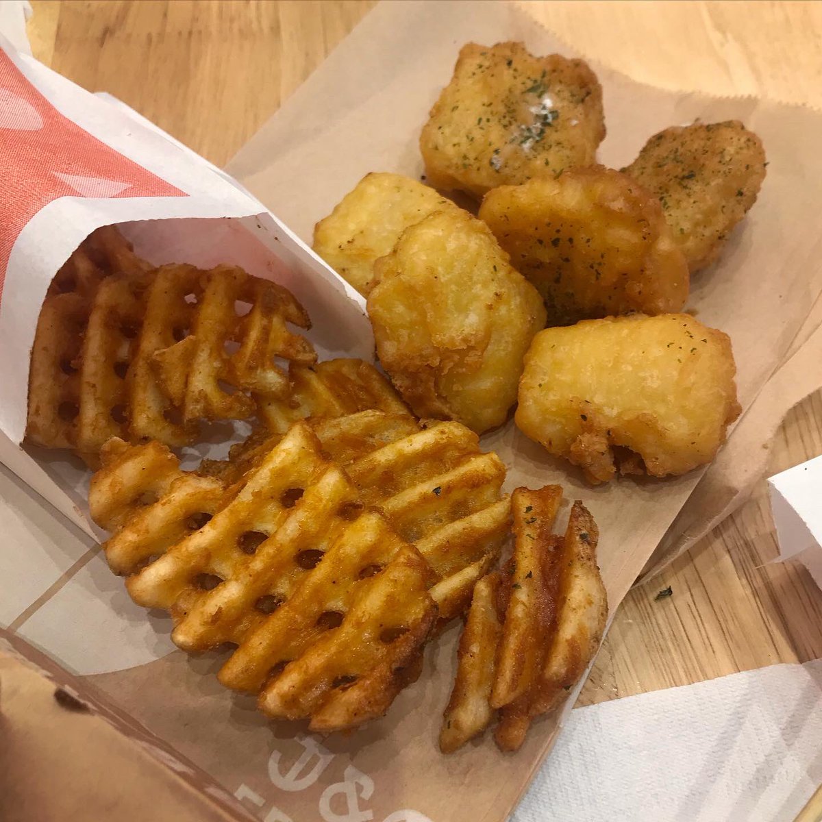 sngo1982's tweet image. #foodie #foodporn ~ had #icecream as #dessert, after fried fish &amp;amp; waffle chips; #Melbourne 😎😝🍧🍨🐟🍟✨