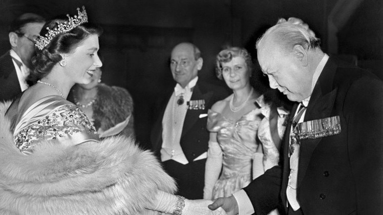 atticusfinch104's tweet image. 24 April 1953

Prime Minister Winston Churchill was knighted by Elizabeth II. 

In 1955, he retired as PM, but remained in Parliament until 1964.

#History #HistoryMatters