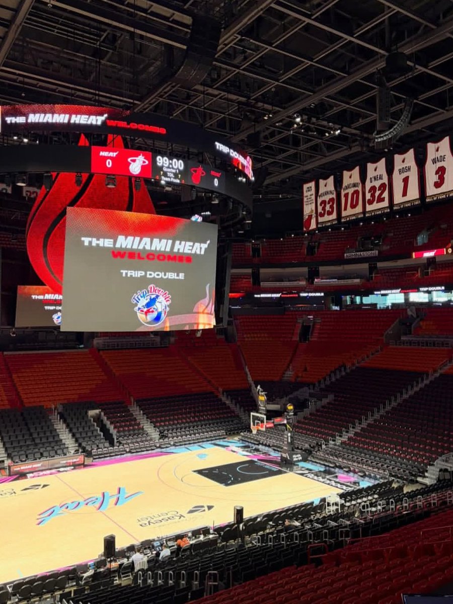 TripDoubleES's tweet photo. Que el Kaseya Center de los Miami Heat te reciba así es algo que sólo pasa en los viajes #TRIPDOUBLE ✈️🏀🌴 https://t.co/bcnYUbC67H