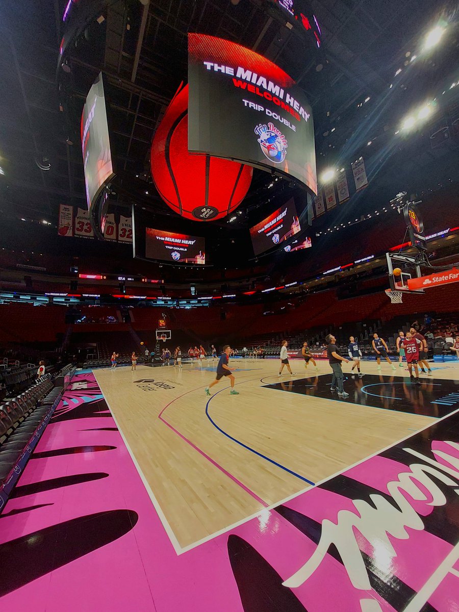 TripDoubleES's tweet photo. Que el Kaseya Center de los Miami Heat te reciba así es algo que sólo pasa en los viajes #TRIPDOUBLE ✈️🏀🌴 https://t.co/bcnYUbC67H