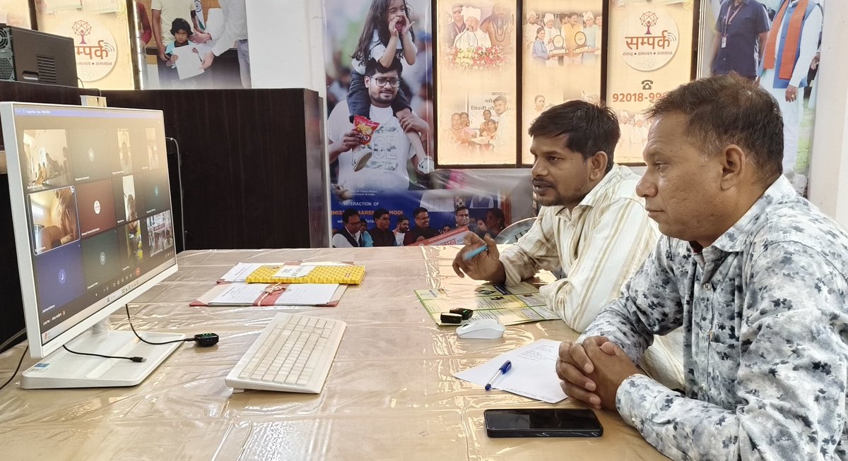 SamparkBB's tweet photo. संपर्क केंद्र से संवाद कार्यक्रम के तहत समाज कल्याण विभाग के अधिकारी द्वारा 10 ग्राम पंचायतो से संवाद किया गया एवं विभागीय योजनाओं की जानकारी प्रदान की गई।
#SamparkSeSamvad 
#Balodabazar 
#GoodGovernance https://t.co/alZBhSXHJe