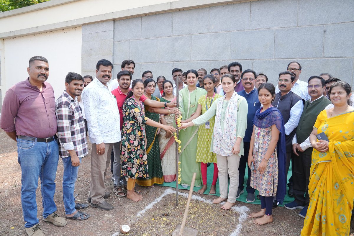 DrPrabhaSSM's tweet image. ದಾವಣಗೆರೆ ತಾಲ್ಲೂಕಿನ ತೋಳಹುಣಸೆಯ ದಾವಣಗೆರೆ ವಿಶ್ವವಿದ್ಯಾಲಯ ಬಳಿ ಬಸ್ ನಿಲ್ದಾಣ ನಿರ್ಮಾಣ ಕಾಮಗಾರಿಗೆ ಭೂಮಿ ಪೂಜೆ ಮಾಡಲಾಯಿತು...
#Davanagere #BusStand #InfrastructureDevelopment
#GroundBreaking