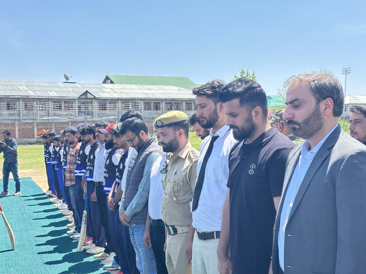 shahidulislam_0's tweet image. Yesterday, it was a privilege to attend a tribute match at pulwama stadium alongside Hon’ble Deputy Commissioner Pulwama, Shri Basharat Qayoom Sahab, and @Wajahatfarooqbt sahab. 

#kashmir #Wants #peace #NationFirst 

@OfficeOfLGJandK @manojsinha_
