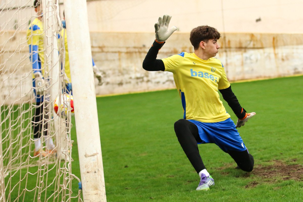 UDMelilla's tweet photo. 🧤Ⓜ️El joven portero melillense de @canteraudm Fran López ha participado esta mañana en el entrenamiento del primer equipo. https://t.co/GH3fTGUiGC