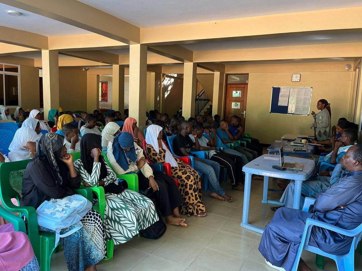 KijanaKwanzaTZ's tweet image. At Kariwa Shelter we held an interactive session on child protection, hygiene, nutrition &amp;amp; transport safety. Youth shared experiences, asked questions &amp;amp; learned together to make safer daily choices.

#ChildProtection #YouthEmpowerment #SafeSpaces
