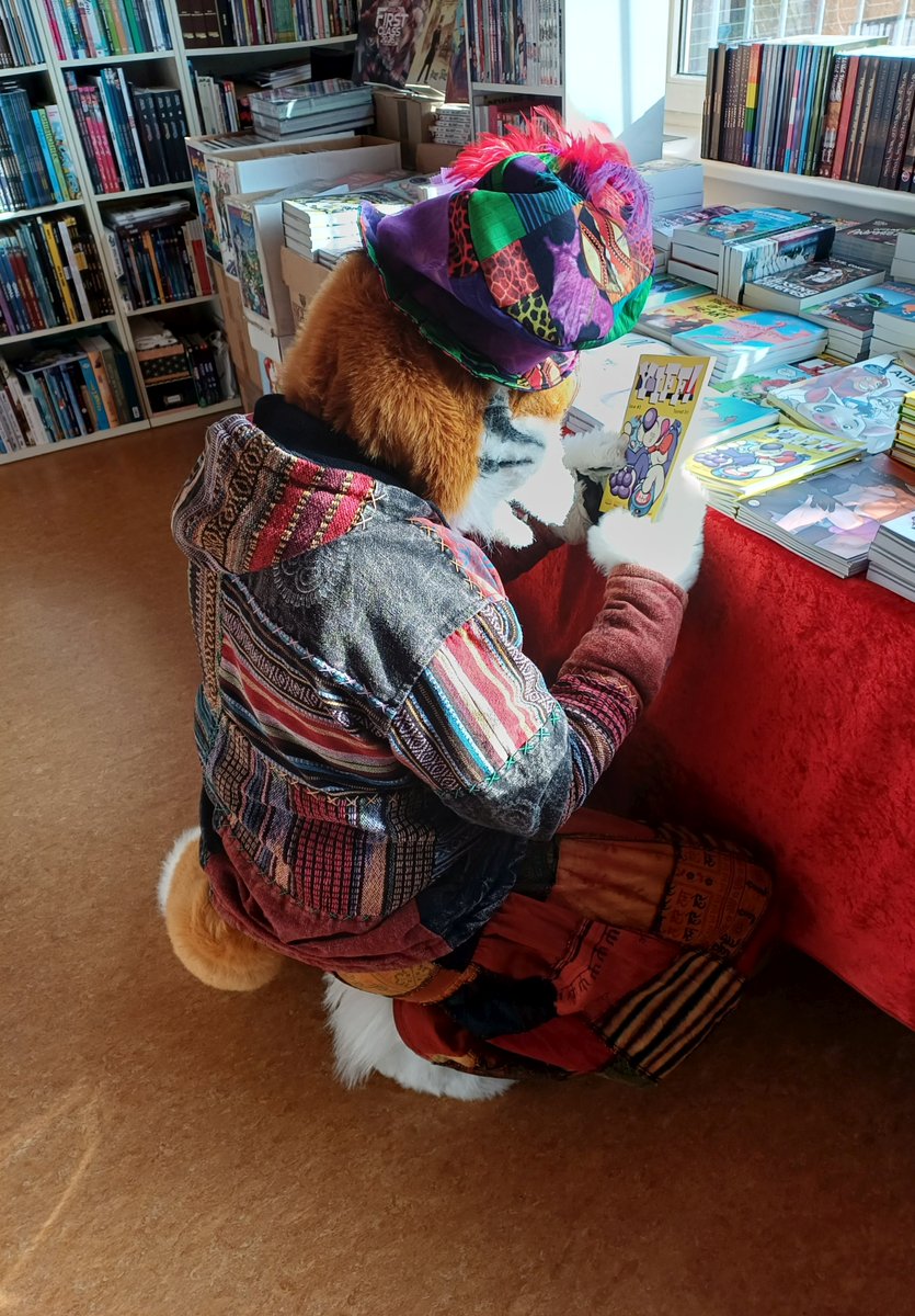 Fusselschwarm's tweet photo. Looks like an interesting read.😃 #FursuitFriday
Just @Todeskiddy enjoying the latest issue of @YiffMagazine at #FusselSamstag. We still have a few copies.😉 https://t.co/v0X544vEjA