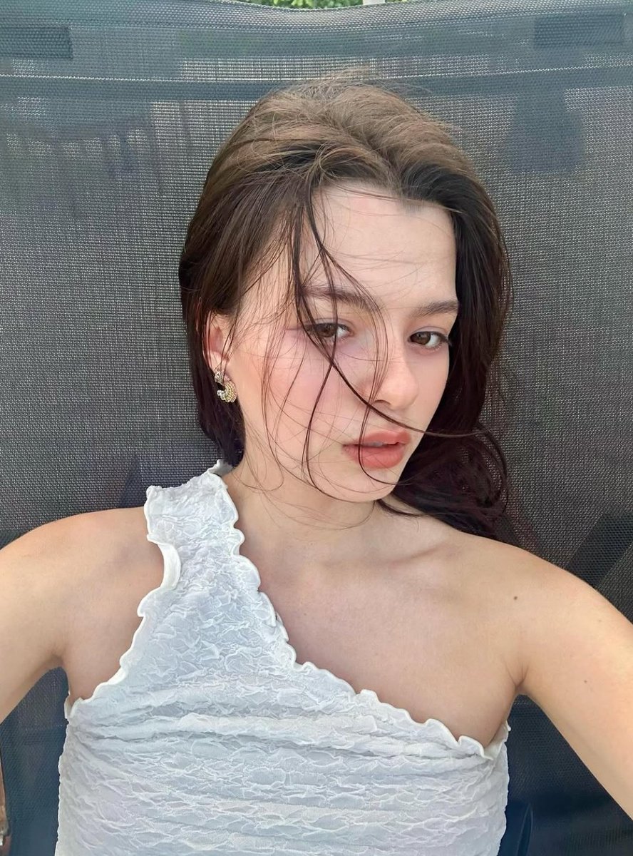 Fernnn_2's tweet photo. เบคกี้ รีเบคก้า แพทรีเซีย อาร์มสตรอง คือ CEO ที่มีค่ายเป็นของตัวเองและยังมีค่ายอื่นๆเป็นค่ายต้นสังกัดตามความถนัดของแต่ละงาน แต่ละความฝันด้วย ล่าสุดก็เซ็นสัญญากับ CAA   น้องก้าวเข้าสู่วงการ Hollywood แล้วนะ นี่คือสาวน้อยวัยย่าง 24 ที่ไม่เคยทิ้งความฝันของตัวเอง🤍🪽

#beckysangels‌ https://t.co/VNF1bV9NyZ
