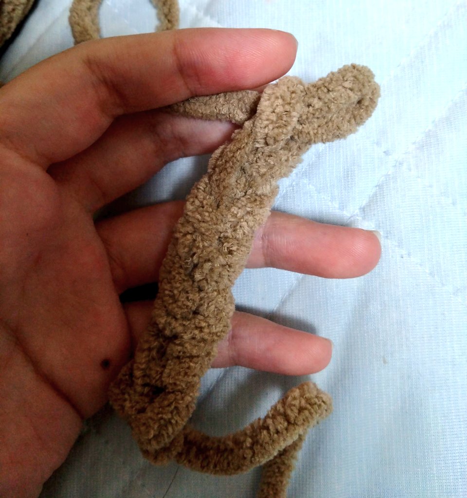 ダイソーのブランケットヤーン10号針が無いから手で編んでる