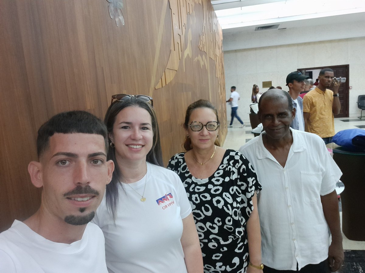 Helena_Cruz_Sol's tweet image. Es un orgullo representar a los jóvenes del sector de las telecomunicaciones y al CIR VPIV de la #ANIR de #Etecsa en el marco de las jornadas del #1roDeMayoEnCuba junto a la #CTC previo a su 22 Congreso y a la Secretaria del SNTCIE @ErlinRondon