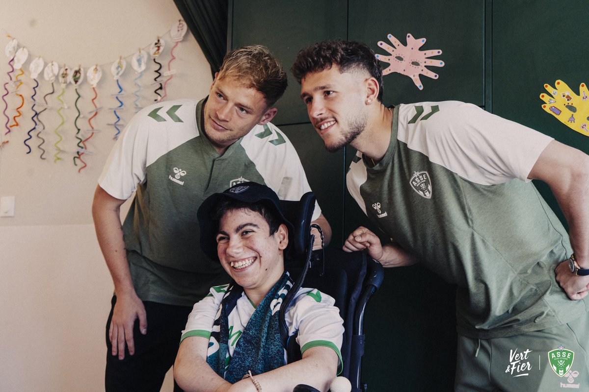 ASSECoeurVert's tweet photo. Il y a quelques jours, Lucas Stassin et Maxime Bernauer sont venus offrir le maestro aux jeunes de l’IME Mutualiste Transverse @AesioMutuelle ✨

Un moment hors du temps, rempli de sourires, de musique et de partage entre les enfants et les joueurs 💚 https://t.co/12MHUOCHDg