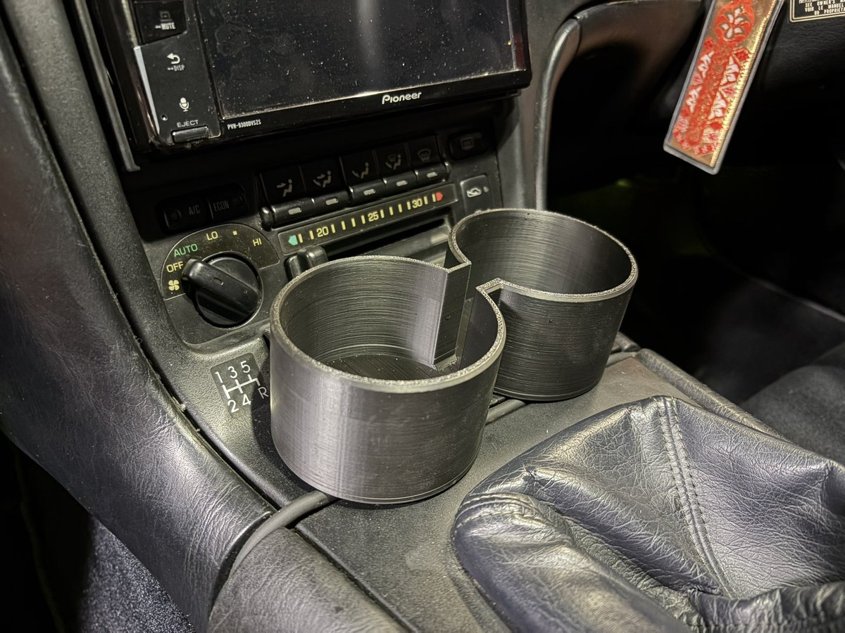 888_mc28's tweet photo. MR2 SW20 ドリンクホルダー
フラペチーノ2つ入るかテストしました。

結果
カップの左右間隔が狭く、容器が重なってしまい、快適なスタバドライブができませんでした😭

そのため、カップを繋ぐ中央部分を延長しました。

　　←改良前　　　　　　　　改良後→ https://t.co/8bcBXBwzB4