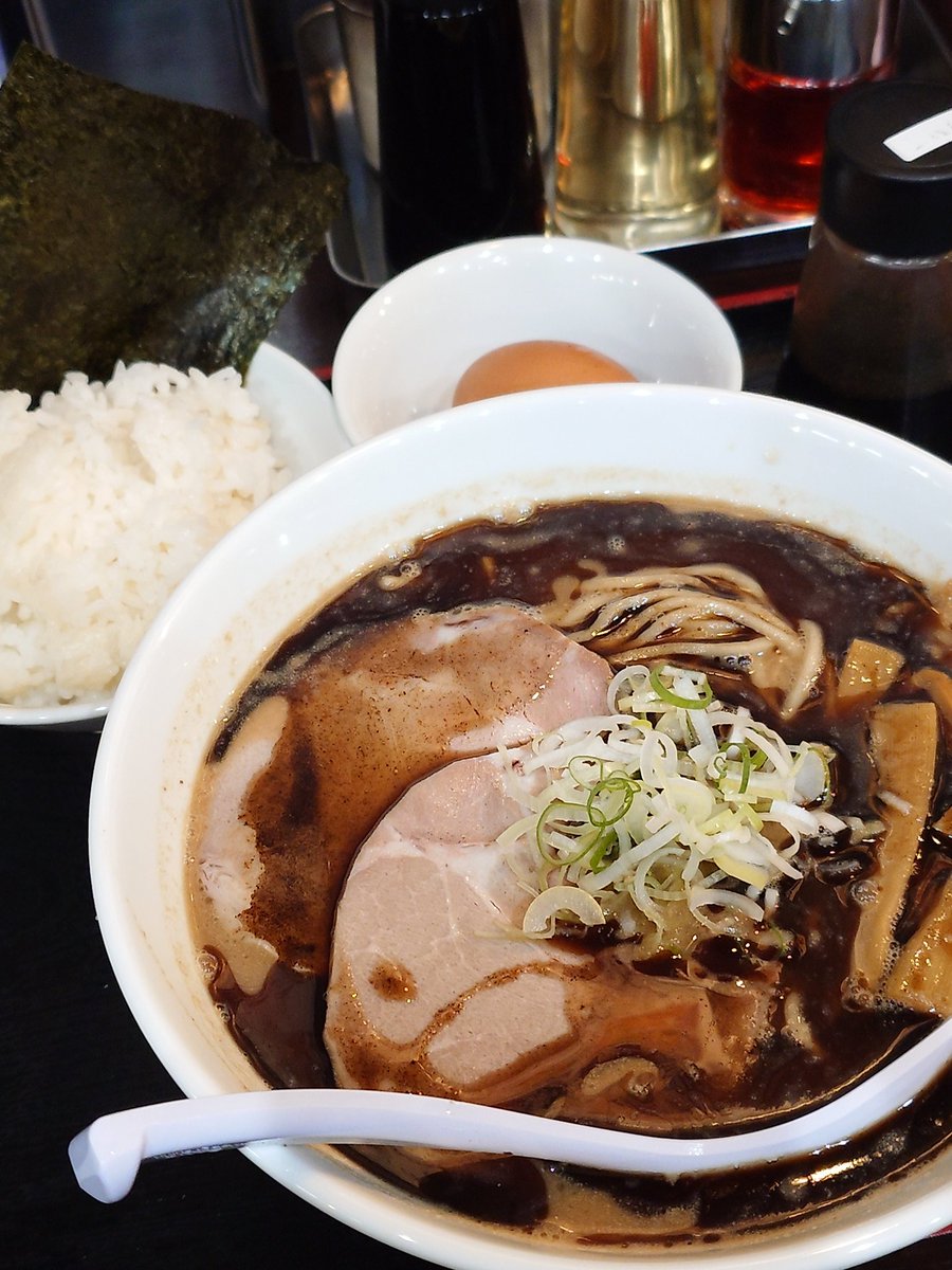 newalone's tweet photo. #青樹 黒こってり煮干しらーめん中盛り、卵かけご飯 https://t.co/fcPqefVXAW