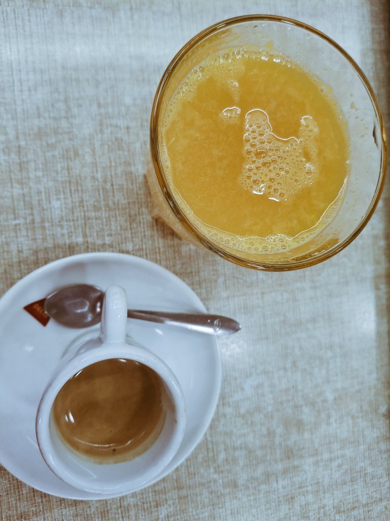 Trouxe café e sumo de laranja, achei vos murchos... arrebitem 
Bom dia...