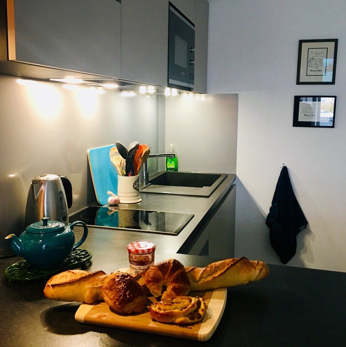 MarseillanHols's tweet photo. Ok. You choose. Grab a #McMuffin #breakfast? Or take a week off work, buy £30 @ryanair return to #Beziers #SouthofFrance and pick up what you need for #petitdejeuner from a #Marseillan #boulangerie to enjoy watching the oyster boats at #LaMadeleine?https://t.co/o8RbXm95Gd https://t.co/9rwlWgYrPB