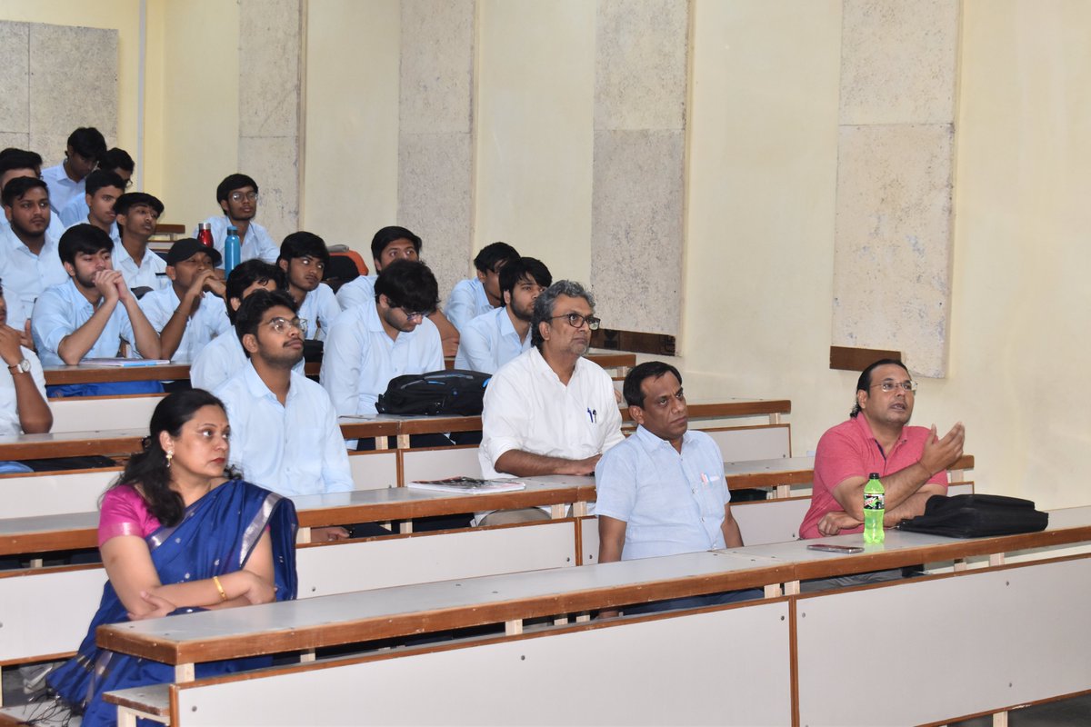 juet_official's tweet image. From classroom to creating real-world impact 🌍
JUET was proud to host alumnus Ritvik Rao, whose journey in sustainability and entrepreneurship left students inspired and future-ready.
A session filled with learning, ideas, and motivation!
#AlumniConnect #JUET #LearnAndGrow