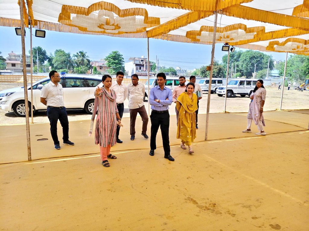 CollectorGnr's tweet photo. કલોલ તાલુકામાં આગામી સ્થાનિક સ્વરાજ્યની ચૂંટણીઓ સંદર્ભે વહીવટી તંત્ર સજ્જ બન્યું છે. 

જિલ્લા કલેક્ટર અને જિલ્લા ચૂંટણી અધિકારી શ્રી રવિન્દ્ર ખતાલેએ કલોલના સ્વામિનારાયણ હાઈસ્કુલ, સઈજ ગુરૂકુલ તથા સેંટ ઝેવિયર્સ હાઈસ્કૂલ ખાતે સ્ટ્રોંગરૂમ અને ડિસ્પેચીંગ સેન્ટરની રૂબરૂ મુલાકાત લઈને વ્યવસ્થાઓનું નિરીક્ષણ કર્યું હતું. 

તેમણે મતદાન મથકો સુધી સામગ્રી પહોંચાડવાની પ્રક્રિયા અને સુરક્ષાના અમલીકરણ અંગે અધિકારીઓને જરૂરી માર્ગદર્શન પૂરું પાડ્યું હતું.

#GNR #Gandhinagar

@ECISVEEP @CEOGujarat @CMOGuj @InfoGandhinagar @JayantiRavi @sanghaviharsh