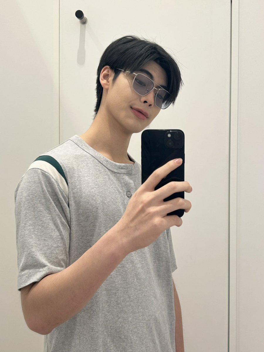 ธีร์เสิร์ฟ ธีร์ตบ ธีร์ทุบ ธีร์ปัง จะทรงไหนก็เอาอยู่
หน้าแบบนี้ก็ต้อง Elegant Face เต้าอั้น 🔥 (<a href="/tthi_eks/">Thee</a>) ชวนทำควิซ วิเคราะห์ใบหน้า Face Analysis เพื่อหาทรงแว่นและเครื่องประดับให้เข้ากับเรามากที่สุดได้ที่เว็บไซต์ยูนิโคล่วันนี้! 
#UniqloThailand #LifeWear #tthi_eks