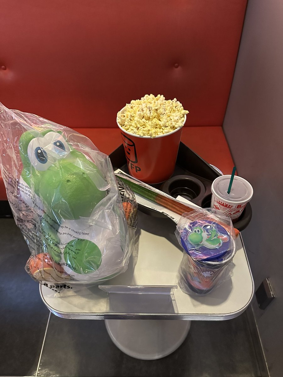 マリオの映画見てきやした。 ヨッシーのポップコーンバケツも無事購入