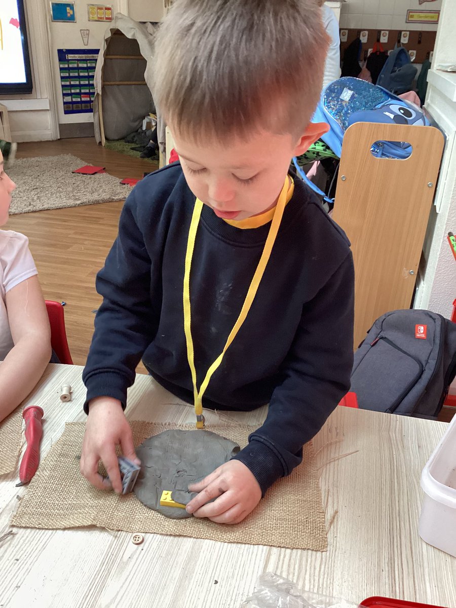 NantYParcSchool's tweet image. From painting and mixing to moulding and creating, our pupils are exploring in their own unique ways. Giving children the freedom to choose how they learn helps build confidence, creativity, and a real love for discovery.

#IndependentLearning #Year1 #CreativeClassroom