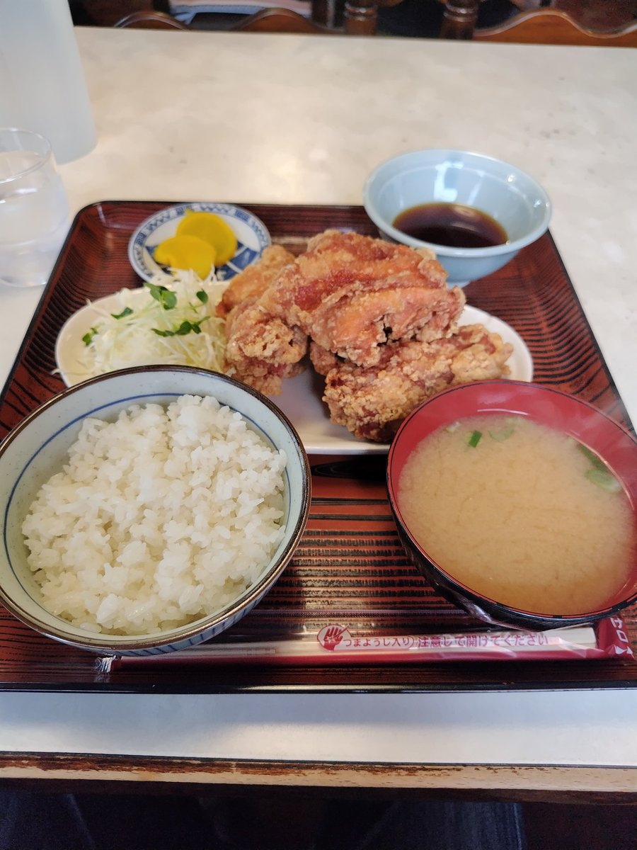 akucchama's tweet photo. 3つに見えるだろ？
4つなんだぜ、これ。
念願のむつみ食堂のから揚げ定食食べてきました。
外はカラっと、中は柔らかくてジューシー。大きなから揚げが箸で簡単に切れました。
ウマかった。
#むつみ食堂
#からあげ https://t.co/ovc4sZBf6h