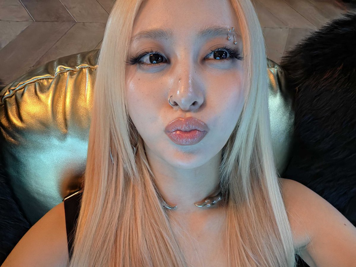 daily yunjin tweet media