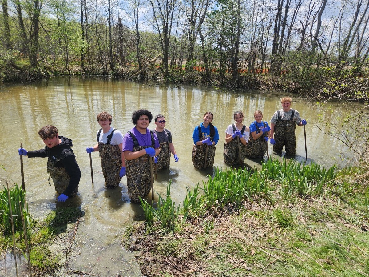 MrsJJonesOne's tweet photo. Pond Day! Yesterday Environmental Science students waded in!  They carefully collected various samples to bring back for a series of lab investigations! Up next: identifying microorganisms &amp; chemical tests to assess water health &amp; purifying with charcoal &amp; sand filters! https://t.co/CeskoSXeSC
