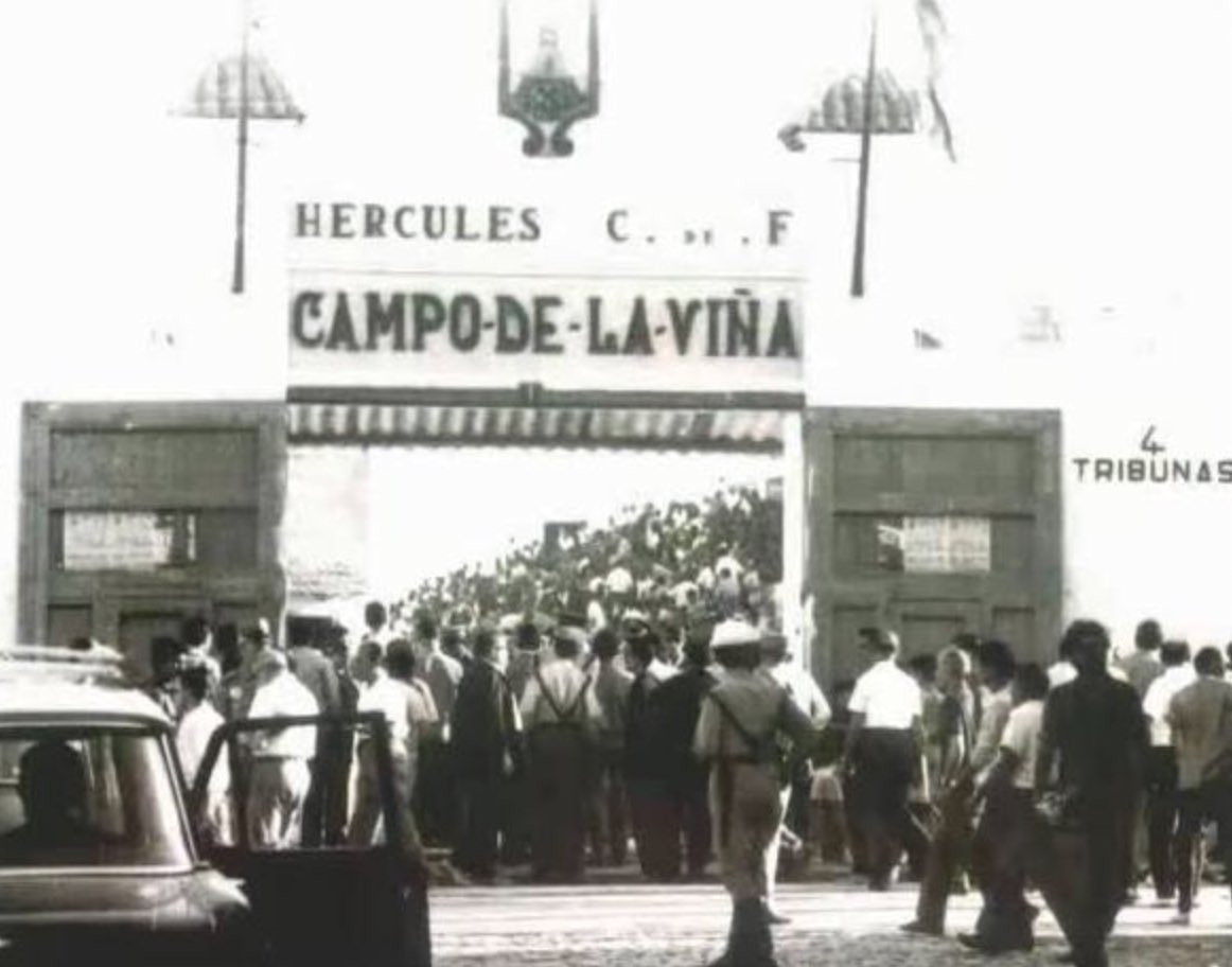 victorarnauHCF's tweet photo. Pasan los años, pasan los jugadores... 
La directiva, mañana ya no está 
No queda el club, queda la camiseta 
LOS MERCENARIOS SE TIENEN QUE ACABAR  

Por un respeto a nuestro club, a nuestra historia, a nuestro escudo, a nuestro sentimiento. Basta ya de maltratarlo

#hérculescf https://t.co/4ImaJa15P8
