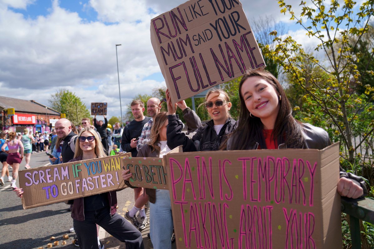 Marathon_Mcr's tweet photo. More of our favourite event day signs🙌 You loved our last post, so we’re back with even more from your fans!

Find out more about the supporter’s who stole the show via the link🔗https://t.co/jtzZyWvlQf https://t.co/uZvEDg3uLk
